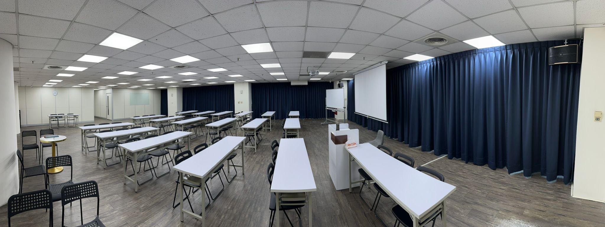 現場場勘，你可以清楚知道空間大小適不適合、投影畫面位置夠不夠遠、插座數量多不多、冷氣涼不涼、燈光亮不亮，這些都是直接影響使用體驗的細節。